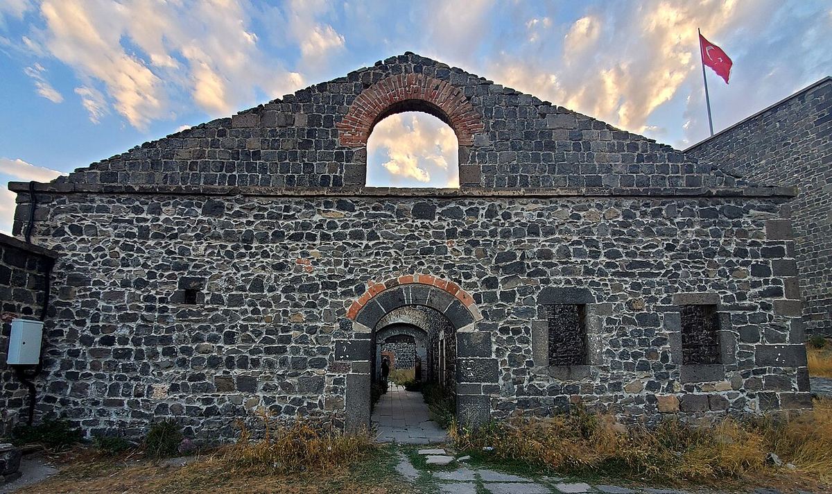 Tepe üzerindeki Kars Kalesi'nin taş surları