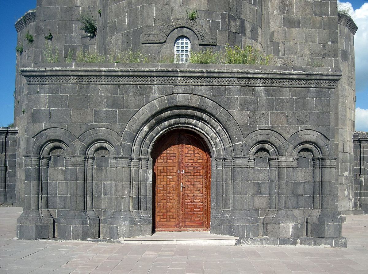 Kars'ta konik kubbeli taş yapı Kümbet Camii