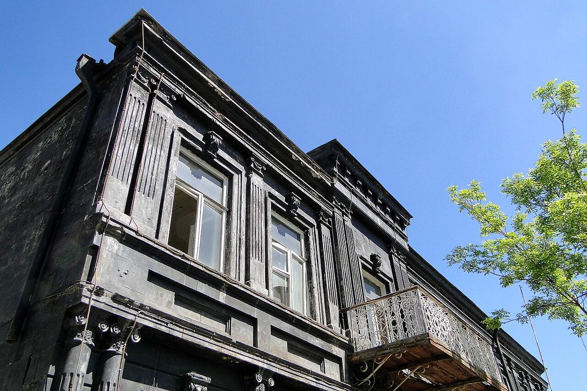 Kars merkezinde Rus döneminden kalma taş cepheli bina