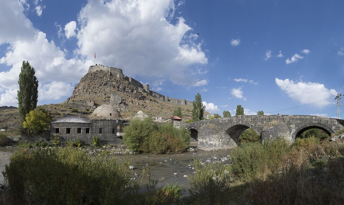 Kars Çayı kıyısında tarihi taş hamam ve köprü çevresi